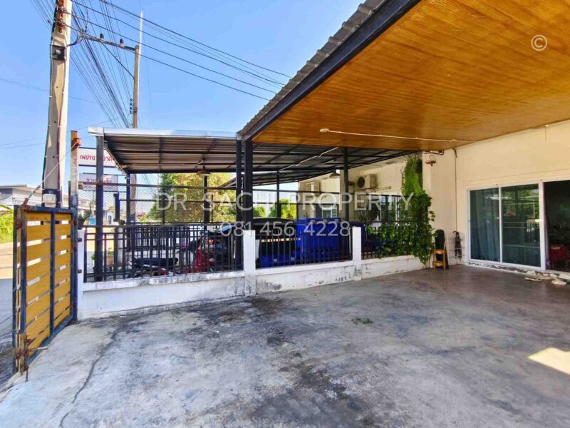 ขายที่ดินพร้อมสิ่งปลูกสร้าง ทาวน์โฮม 2 ชั้น 39.1 ตรว. หลังมุม สภาพสวยพร้อมอยู่ ทำเลดี ใกล้ Global House ลำพูน