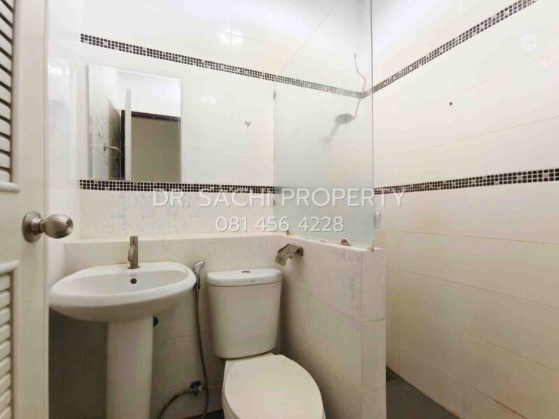 ขายที่ดินพร้อมสิ่งปลูกสร้าง ทาวน์โฮม 2 ชั้น 39.1 ตรว. หลังมุม สภาพสวยพร้อมอยู่ ทำเลดี ใกล้ Global House ลำพูน