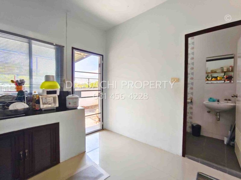 ขายที่ดินพร้อมสิ่งปลูกสร้าง ทาวน์โฮม 2 ชั้น 39.1 ตรว. หลังมุม สภาพสวยพร้อมอยู่ ทำเลดี ใกล้ Global House ลำพูน