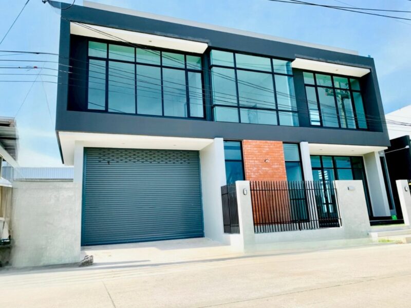 เลือกแปลงที่ถูกใจ ในทำเลที่ ใช่ก่อนใคร ! โกดังพร้อมออฟฟิศสร้างสไตล์โมเดิร์น หรือแบบที่ลูกค้าเลือกสร้างตามต้องการ ราคาเริ่มต้น 2.9 ล้านบาท