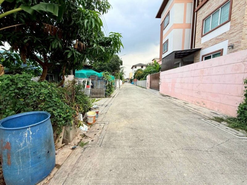 ขายด่วนที่ดินใกล้รถไฟฟ้าสีชมพู 98 ตรว ติดถนนคอนกรีตสาธารณะ ถมแล้ว ซ.รามอินทรา 8 แยก 12