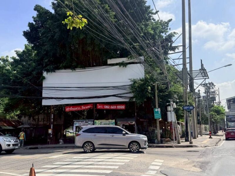 ขายด่วนที่ดิน 108 ตรว ติดถนนคอนกรีตสาธารณะ ซ.รามอินทรา 65 แยก 2-2-10 เขตบางกะปิ กทม.