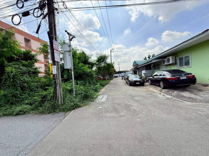 ขายด่วนที่ดิน 108 ตรว ติดถนนคอนกรีตสาธารณะ ซ.รามอินทรา 65 แยก 2-2-10 เขตบางกะปิ กทม.