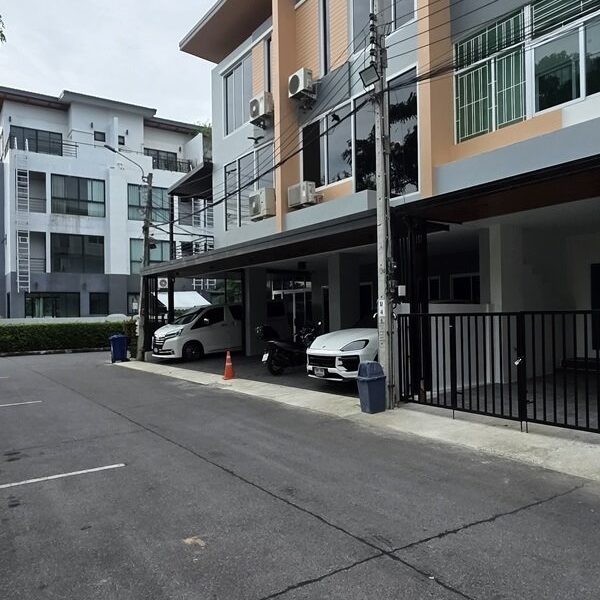 ขายทาวน์โฮม 3 ชั้น ในโครงการ Motown Brio แจ้งวัฒนะ-ประชาชื่น ราคาพิเศษที่สุดในโครงการ! มีเพียงหลังเดียวเท่านั้น โทร 081-5291099