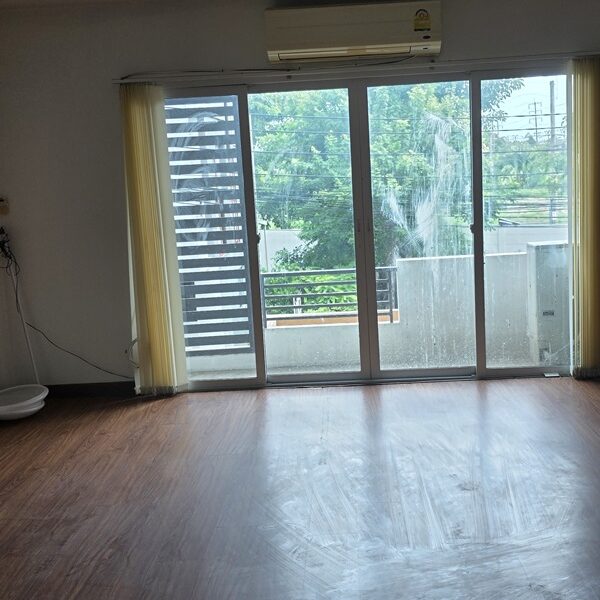 ขายทาวน์โฮม 3 ชั้น ในโครงการ Motown Brio แจ้งวัฒนะ-ประชาชื่น ราคาพิเศษที่สุดในโครงการ! มีเพียงหลังเดียวเท่านั้น โทร 081-5291099