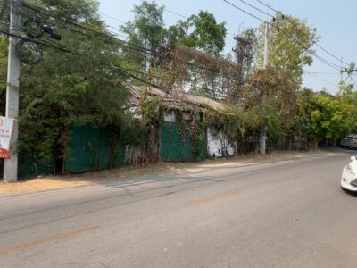 ที่ดินลำพูน ทำเลในตัวเมือง ติดถนนสันเหมืองเหนือ เนื้อที่ 207 ตารางวา