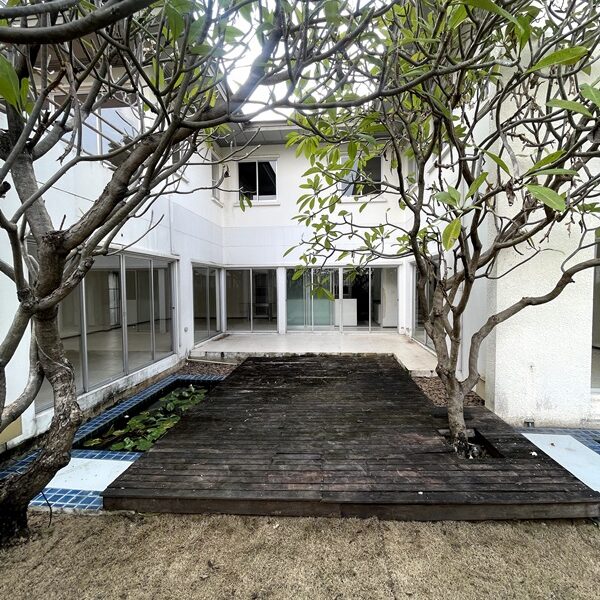 ขายบ้าน 2 ชั้น หมู่บ้าน โนเบิลทารา งามวงศ์วาน เมืองนนทบุรี หน้าโครงการติดสถานีรถไฟฟ้า Tel 089-8578865