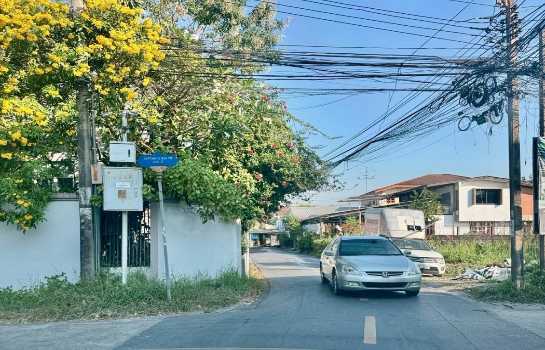 ขายที่ดินพร้อมสิ่งปลูกสร้าง เนื้อที่ 84 ตร.ว. ติดถนนซอยโชคชัย 4 ซอย 72 ซอย 10