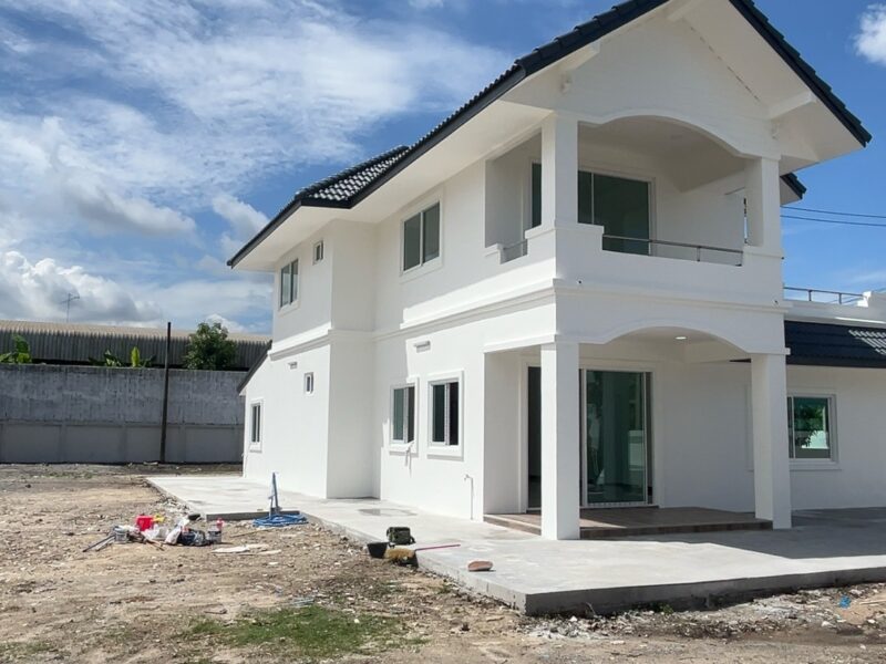 บ้านพร้อมที่ดินชลบุรี เนื้อที่ 567 ตารางวา บ้าน 2 ชั้น รีโนเวทใหม่พร้อมโกดังขนาดใหญ่