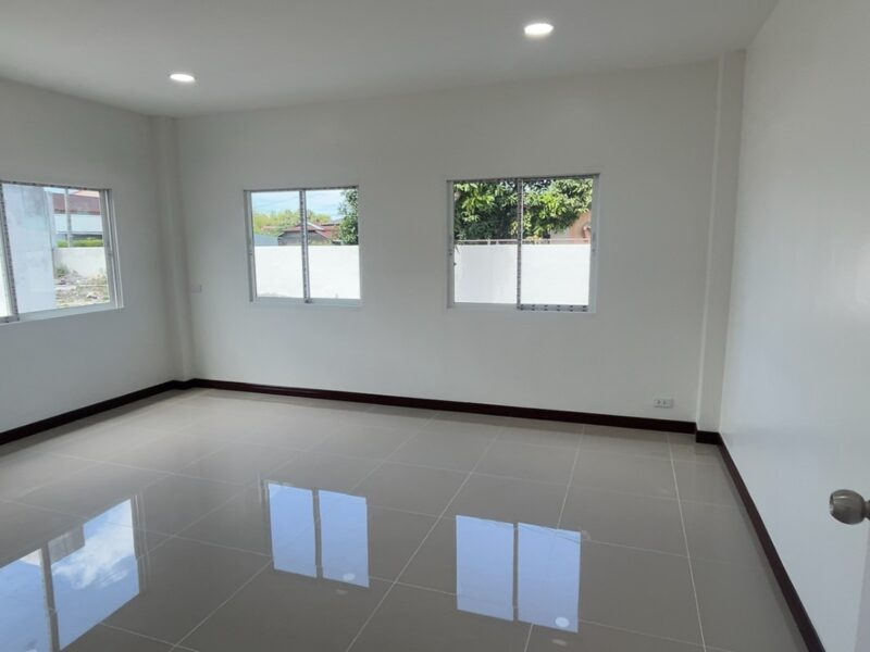 บ้านพร้อมที่ดินชลบุรี เนื้อที่ 567 ตารางวา บ้าน 2 ชั้น รีโนเวทใหม่พร้อมโกดังขนาดใหญ่