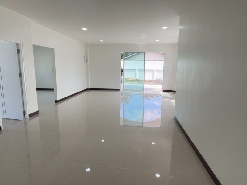 บ้านพร้อมที่ดินชลบุรี เนื้อที่ 567 ตารางวา บ้าน 2 ชั้น รีโนเวทใหม่พร้อมโกดังขนาดใหญ่