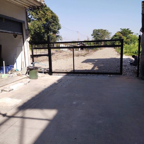 ขายที่ดิน ถนนพระราม2 ซอย28 แยก22 เขตจอมทอง กทม. พร้อมสิ่งปลูกสร้าง เป็นพื้นที่สีส้ม ขนาด 8 ไร่ 1 งาน 85 ตร.ว. โทร. 0814018666