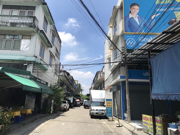 ขายที่ดิน ถนนพระราม2 ซอย28 แยก22 เขตจอมทอง กทม. พร้อมสิ่งปลูกสร้าง เป็นพื้นที่สีส้ม ขนาด 8 ไร่ 1 งาน 85 ตร.ว. โทร. 0814018666