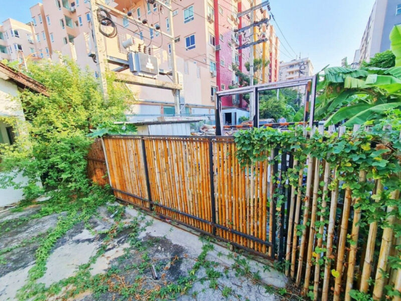 ให้เช่า ที่ดินหัวมุม 109 ตร.วา พร้อมโครงเหล็ก หลังคา ห้องน้ำ ซอย 20 มิถุนา ใกล้ MRT สุทธิสาร ทำเลทองโซนชุมชน