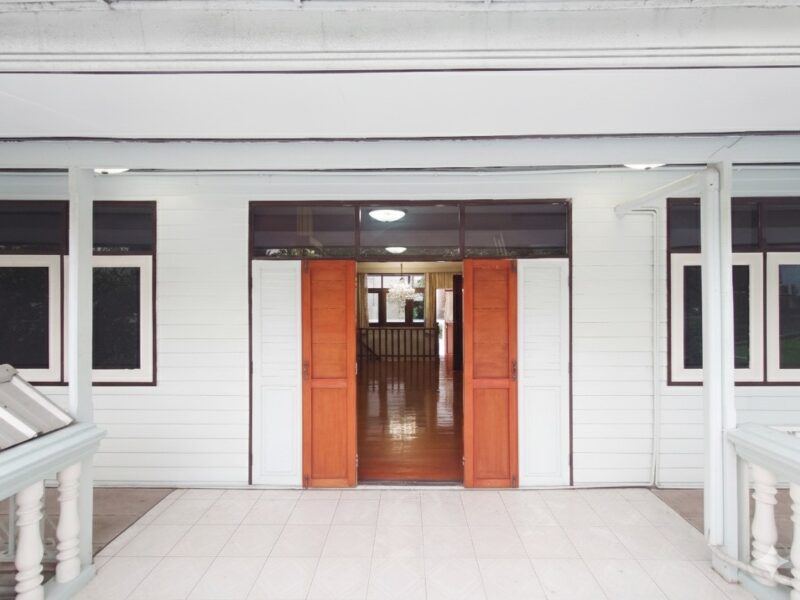 ขายบ้านเดี่ยวปรับปรุงใหม่ 4 นอน 3 น้ำ โฉนดที่ดินกรุงเทพ 233 วา ติดคลองประเวศ หลังสนามบินสุวรรณภูมิ แอร์พอร์ตลิงค์ลาดกระบัง ปล่อยเช่าได้เดือนละแสน Yield4%