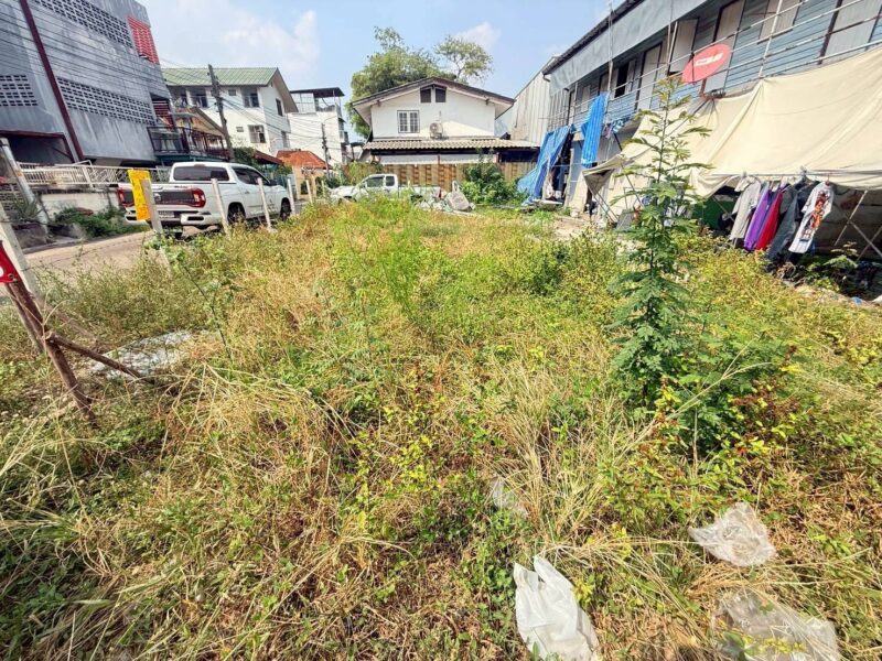 ขายด่วนที่ดิน 49 ตรว ติดถนนคอนกรีตสาธารณะ แปลงมุม ซ.รามอินทรา46 บางกะปิ กรุงเทพมหานคร