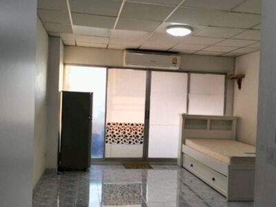 ขายด่วน คอนโด กรีนเพลส รอยัล พาร์ค ทำเลหน้าโรงเรียน ขนาด 31 ตรม.ชั้น 4 ห้องเย็นอยู่สบาย โทร 099-1961001