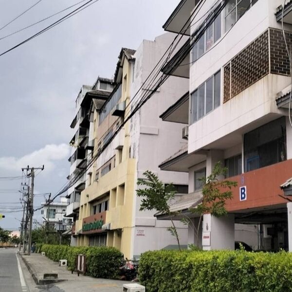 ขายด่วน คอนโด กรีนเพลส รอยัล พาร์ค ทำเลหน้าโรงเรียน ขนาด 31 ตรม.ชั้น 4 ห้องเย็นอยู่สบาย โทร 099-1961001