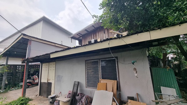 ขายที่ดินราคาถูก พร้อมบ้าน 2 ชั้น 101 ตร.ว. เมืองร้อยเอ็ด ทำเลดีเข้าออกสะดวก ใกล้แหล่งชุมชน และสถานที่สำคัญ โทร 063-2825635