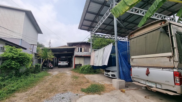 ขายที่ดินราคาถูก พร้อมบ้าน 2 ชั้น 101 ตร.ว. เมืองร้อยเอ็ด ทำเลดีเข้าออกสะดวก ใกล้แหล่งชุมชน และสถานที่สำคัญ โทร 063-2825635