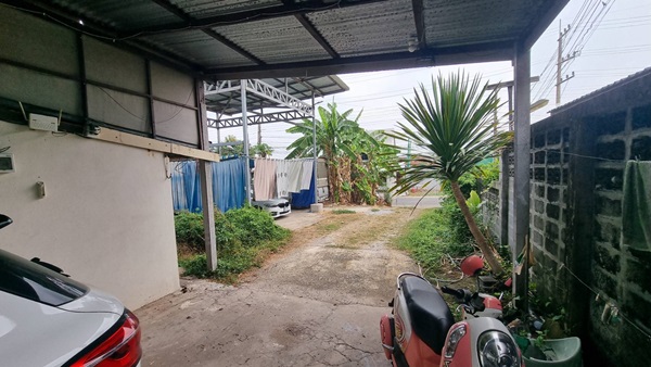 ขายที่ดินราคาถูก พร้อมบ้าน 2 ชั้น 101 ตร.ว. เมืองร้อยเอ็ด ทำเลดีเข้าออกสะดวก ใกล้แหล่งชุมชน และสถานที่สำคัญ โทร 063-2825635