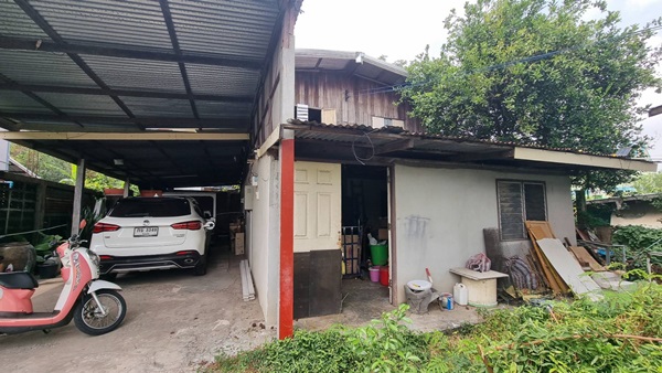 ขายที่ดินราคาถูก พร้อมบ้าน 2 ชั้น 101 ตร.ว. เมืองร้อยเอ็ด ทำเลดีเข้าออกสะดวก ใกล้แหล่งชุมชน และสถานที่สำคัญ โทร 063-2825635