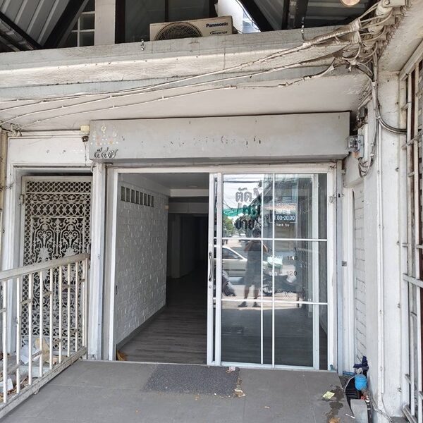 ขายอาคารพาณิชย์ ปากซอยประชาอุทิศ 127 ใกล้บิ๊กซี ติดถนนใหญ่ ทำเลศักยภาพสูง โทร 063-365-9464