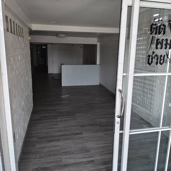 ขายอาคารพาณิชย์ ปากซอยประชาอุทิศ 127 ใกล้บิ๊กซี ติดถนนใหญ่ ทำเลศักยภาพสูง โทร 063-365-9464