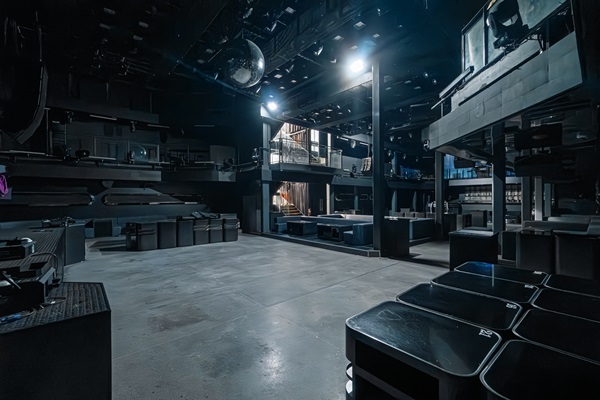 ปล่อยเช่า ผับ Nightclub / เซ้งอาคาร 3 ชั้น (2,100 ตรม.) ทำเลใจกลางเอกมัย สามารถดำเนินธุรกิจต่อได้ทันที โทร 090-6360022