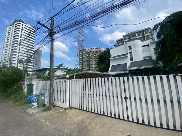 ให้เช่า/เซ้ง/ขาย บ้านทำสำนักงาน-ลาดพร้าว ซ.8 ทำเลทอง ใจกลางเมือง ใกล้ MRT โทร 0906360022