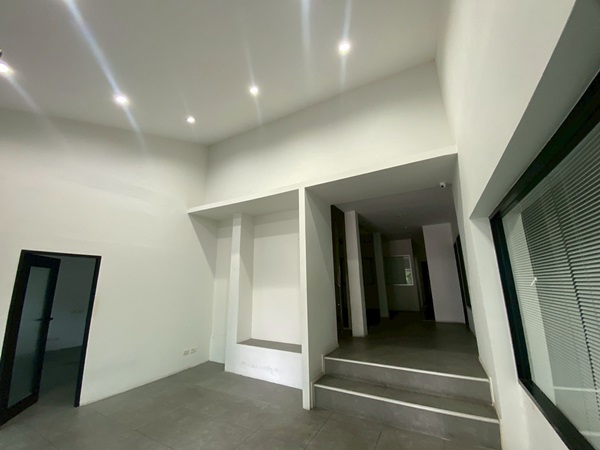 ให้เช่า/เซ้ง/ขาย บ้านทำสำนักงาน-ลาดพร้าว ซ.8 ทำเลทอง ใจกลางเมือง ใกล้ MRT โทร 0906360022