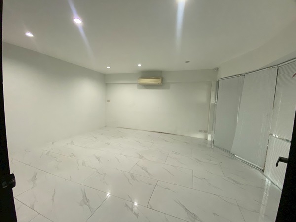 ให้เช่า/เซ้ง/ขาย บ้านทำสำนักงาน-ลาดพร้าว ซ.8 ทำเลทอง ใจกลางเมือง ใกล้ MRT โทร 0906360022