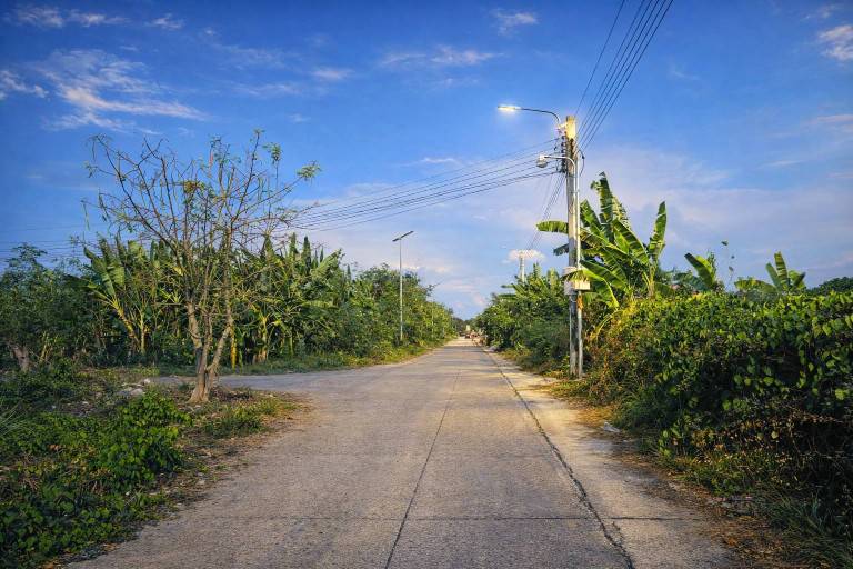 ขายที่ดิน ติดถนนคอนกรีต อำเภอบางเสาธง สมุทรปราการ เข้า ออก ได้หลายเส้นทาง