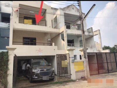 ขายทาวน์เฮ้าส์ 3 ชั้น 30 ตรว หมู่บ้านคลองหลวงโฮมเพลส ตรงข้ามแมคโครคลองหลวง โทร 0982251577