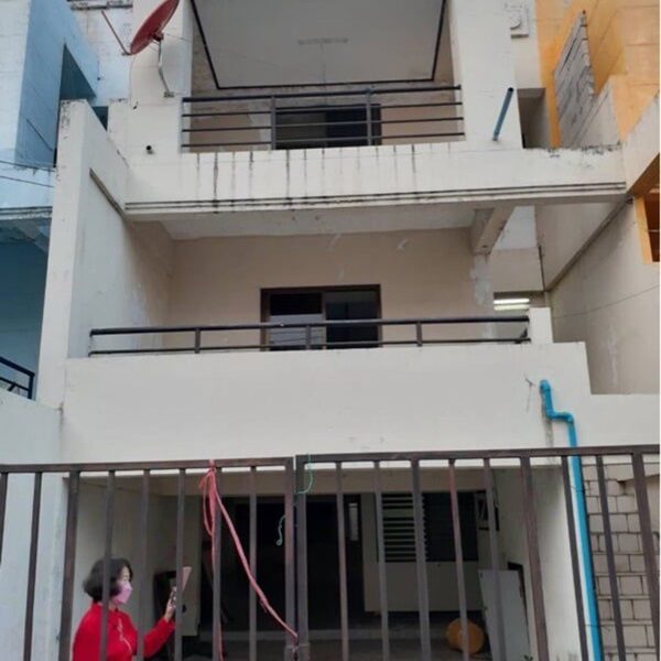 ขายทาวน์เฮ้าส์ 3 ชั้น 30 ตรว หมู่บ้านคลองหลวงโฮมเพลส ตรงข้ามแมคโครคลองหลวง โทร 0982251577