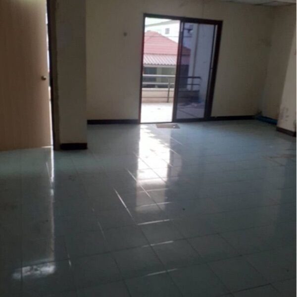 ขายทาวน์เฮ้าส์ 3 ชั้น 30 ตรว หมู่บ้านคลองหลวงโฮมเพลส ตรงข้ามแมคโครคลองหลวง โทร 0982251577