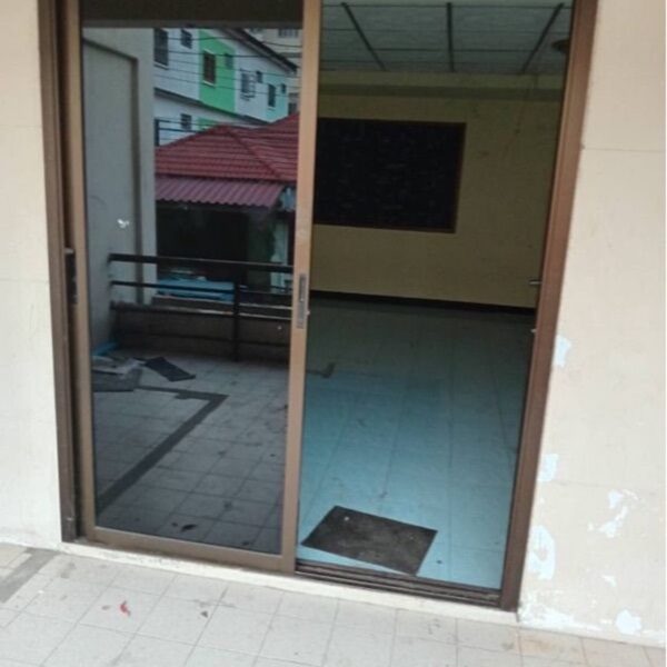 ขายทาวน์เฮ้าส์ 3 ชั้น 30 ตรว หมู่บ้านคลองหลวงโฮมเพลส ตรงข้ามแมคโครคลองหลวง โทร 0982251577