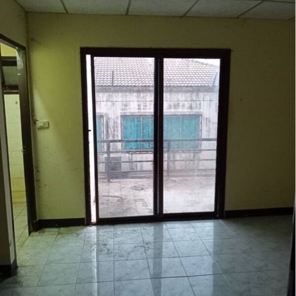 ขายทาวน์เฮ้าส์ 3 ชั้น 30 ตรว หมู่บ้านคลองหลวงโฮมเพลส ตรงข้ามแมคโครคลองหลวง โทร 0982251577