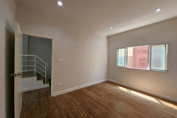 ขายทาวน์โฮม 3 ชั้น รีโนเวทใหม่ ข้างซอยวัดบางปิ้ง ถ.ศรีนครินทร์ อ.บางเมือง จ.สมุทรปราการ โทร 098-5459419