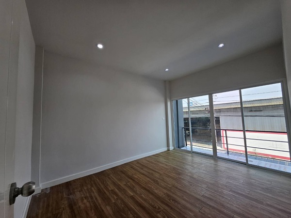 ขายทาวน์โฮม 3 ชั้น รีโนเวทใหม่ ข้างซอยวัดบางปิ้ง ถ.ศรีนครินทร์ อ.บางเมือง จ.สมุทรปราการ โทร 098-5459419