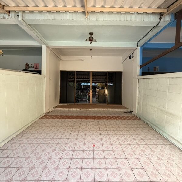 ให้เช่าทาวเฮ้าส์ 3 ชั้น หมู่บ้าน สินทวีแกรนด์วิลเลจน์ ใกล้ห้างเซ็นทรัลพระราม2 พร้อมอยู่ โทร 081-8218151