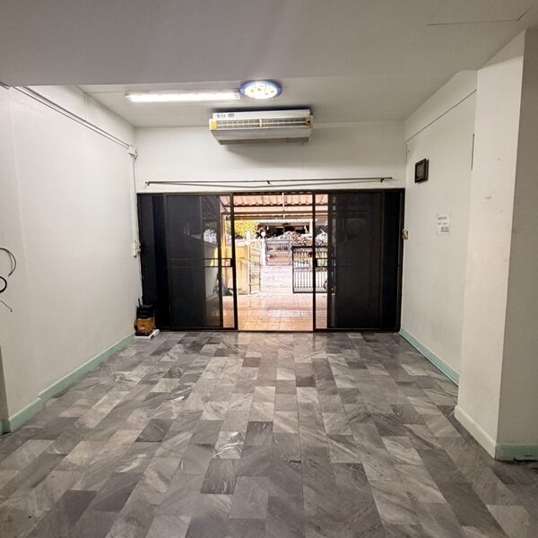 ให้เช่าทาวเฮ้าส์ 3 ชั้น หมู่บ้าน สินทวีแกรนด์วิลเลจน์ ใกล้ห้างเซ็นทรัลพระราม2 พร้อมอยู่ โทร 081-8218151