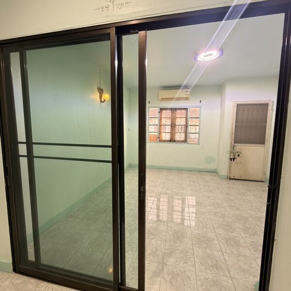 ให้เช่าทาวเฮ้าส์ 3 ชั้น หมู่บ้าน สินทวีแกรนด์วิลเลจน์ ใกล้ห้างเซ็นทรัลพระราม2 พร้อมอยู่ โทร 081-8218151