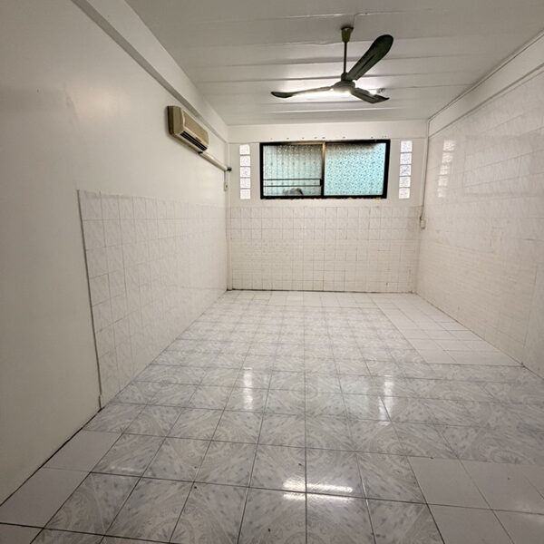 ให้เช่าทาวเฮ้าส์ 3 ชั้น หมู่บ้าน สินทวีแกรนด์วิลเลจน์ ใกล้ห้างเซ็นทรัลพระราม2 พร้อมอยู่ โทร 081-8218151