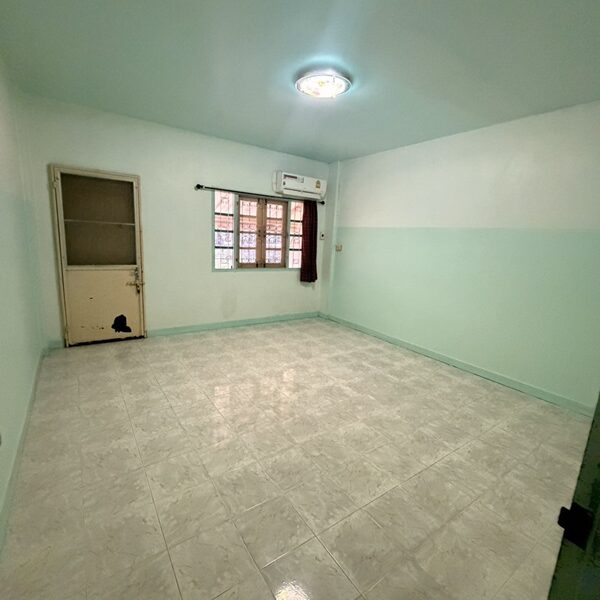 ให้เช่าทาวเฮ้าส์ 3 ชั้น หมู่บ้าน สินทวีแกรนด์วิลเลจน์ ใกล้ห้างเซ็นทรัลพระราม2 พร้อมอยู่ โทร 081-8218151