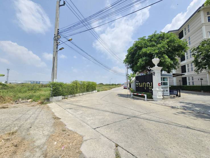 ขายที่ดิน ทำเลทอง ติดถนนคอนกรีต ใกล้สนามบินสุรรณภูมิ