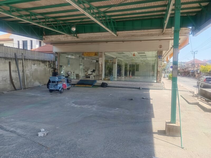 Rent Warehouse closed road and show room near Suan Luang Rama IX Park. at Prawet ให้เช่าโกดังหรือโชว์รูมสินค้า อาคารติดถนน ประเวศ