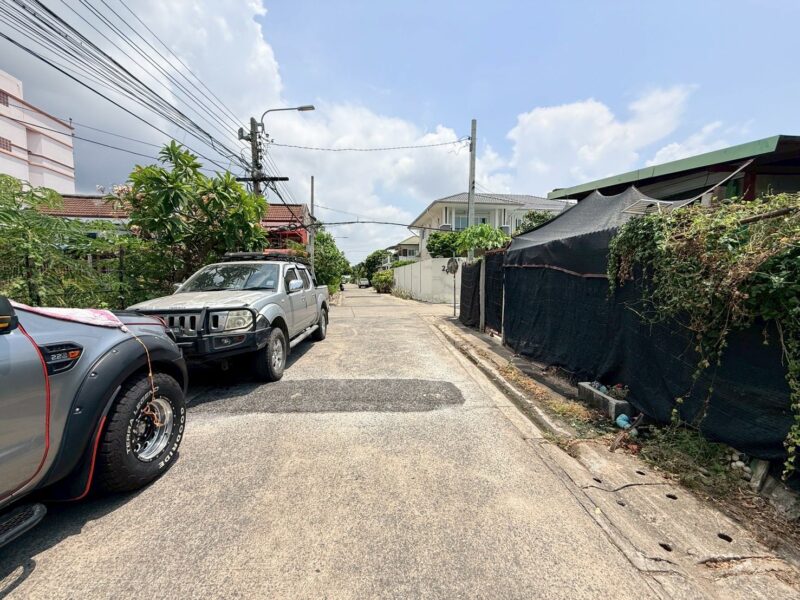 ขายด่วนที่ดินใกล้รถไฟฟ้า 120 ตรว ติดถนนคอนกรีต 2 ด้าน ซ.กาหลง 7,8 เมืองนนทบุรี