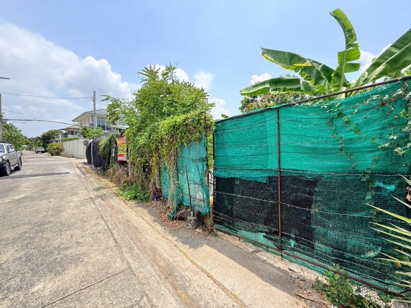 ขายด่วนที่ดินใกล้รถไฟฟ้า 120 ตรว ติดถนนคอนกรีต 2 ด้าน ซ.กาหลง 7,8 เมืองนนทบุรี