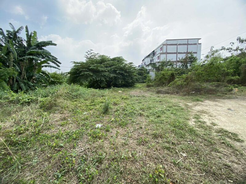 "ขายที่ดินติดถนนใหญ่ติวานนท์ 2-2-85 ไร่ ทำเลทองใกล้โรงเรียนสวนกุหลาบนนท์ เหมาะทำธุรกิจ"